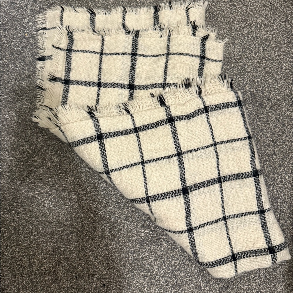 Source Unknown Cream and Black Elegant Scarf